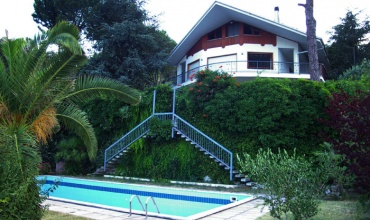 Villa with sea view, garden and pool