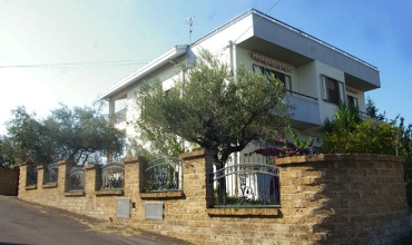 Villa with 3 apartments, garden and garage
