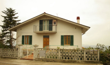 Detached house with garage and sea view