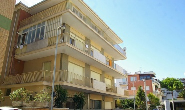 Large flat with balcony close to the sea