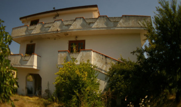 Magnificent furnished house with patios, garden and garage 