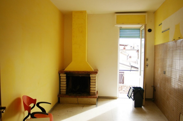 Kitchen with fireplace of apartment in Castilenti