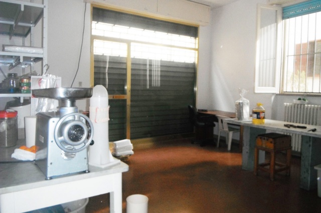 Premises for sale with shop-window in Castilenti