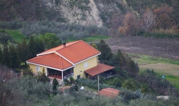 Detached house for sale in Atri with land, outbuilding and garage