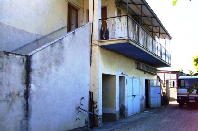 Garage and balcony of cottage for sale in Roseto degli Abruzzi