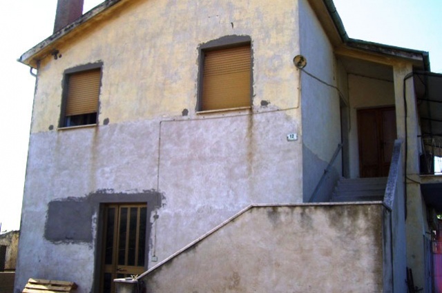 Facade of cottage for sale in Roseto degli Abruzzi
