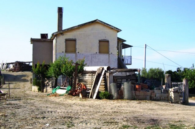 Cottage and land for sale in Roseto degli Abruzzi